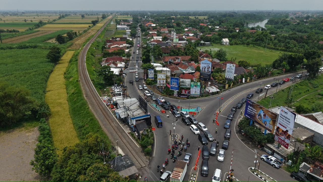  MENGULAR: Kepadatan kendaraan yang terjadi di tiga sisi pertigaan Mengkreng difoto dari udara. Polisi lakukan rekayasa lalu lintas hingga pengalihan arus di beberapa titik.