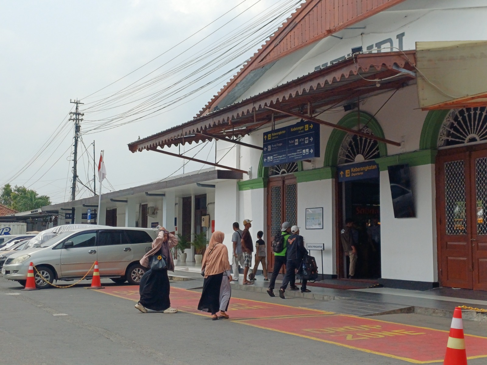 Suasana Stasiun Kereta Api Kota Kediri. Lonjakan penumpang masih terjadi.