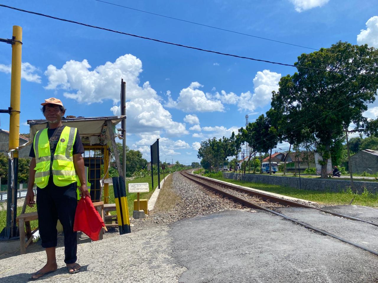 Bejo, penjaga perlintasan kereta api di Dusun Pesantren, Desa Janti, Kecamatan Papar.