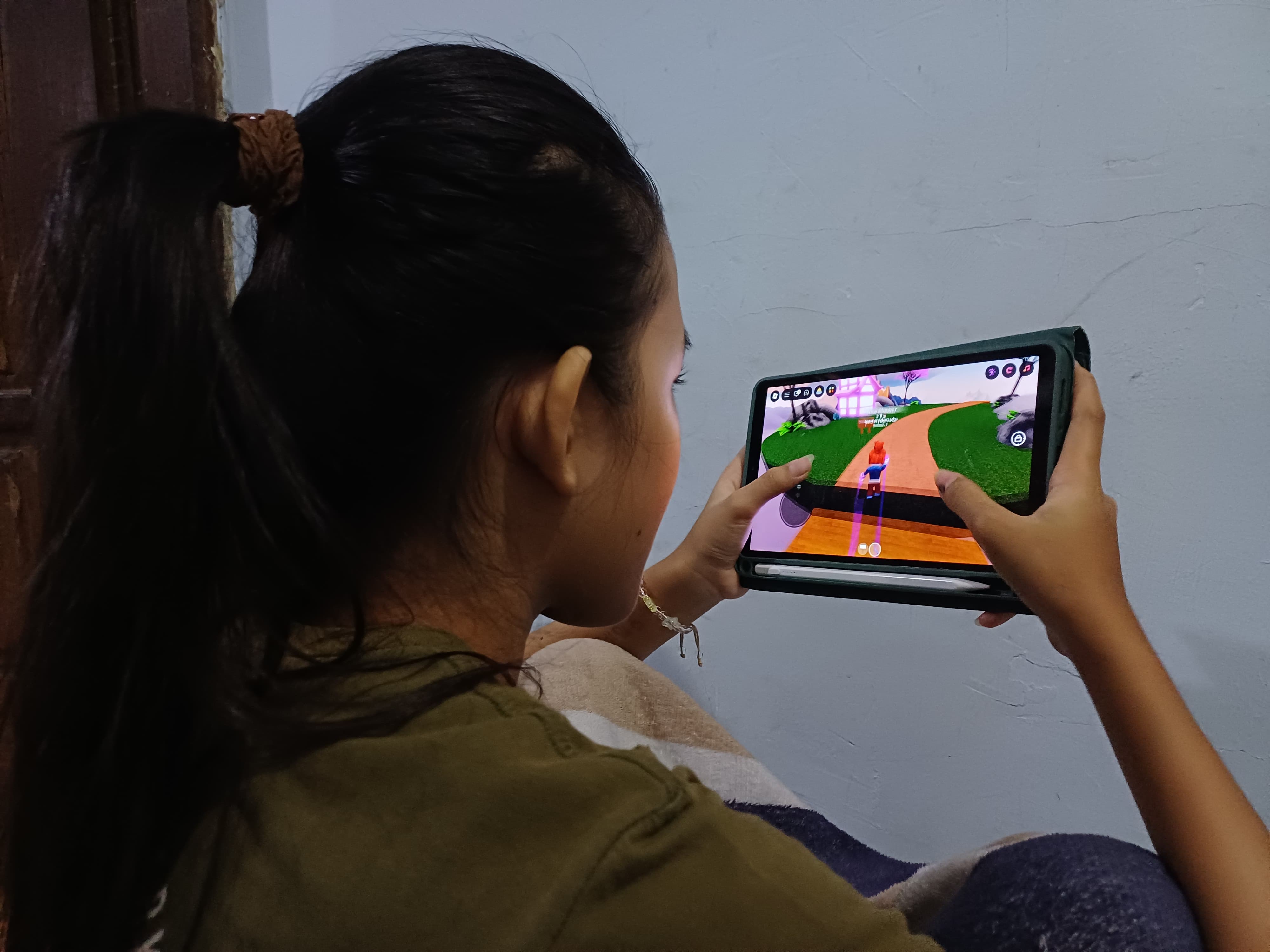 Ilustrasi pelajar SMP bermain game Roblox. Komdigi akan mulai membatasi akses platform digital berisiko tinggi bagi anak, salah satunya game Roblox.