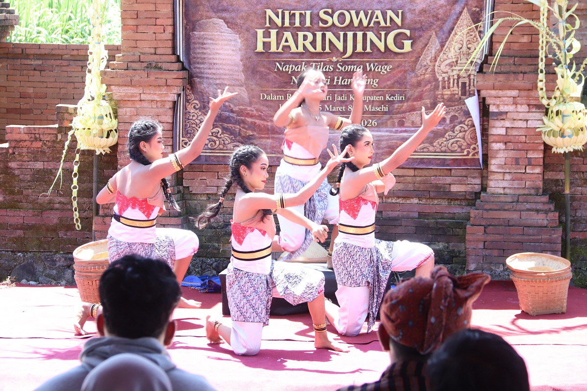 PROSESI : Empat penari memeragakan tari Gama Tetes Ing Harinjing saat prosesi Niti Sowan Harinjing kemarin (23/3).