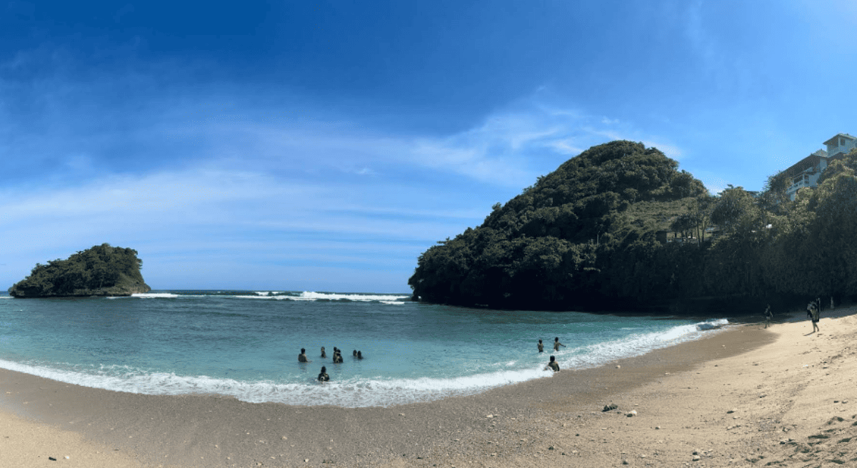 Pantai Teluk Asmara Malang Selatan (sumber tangkapan layar google maps)