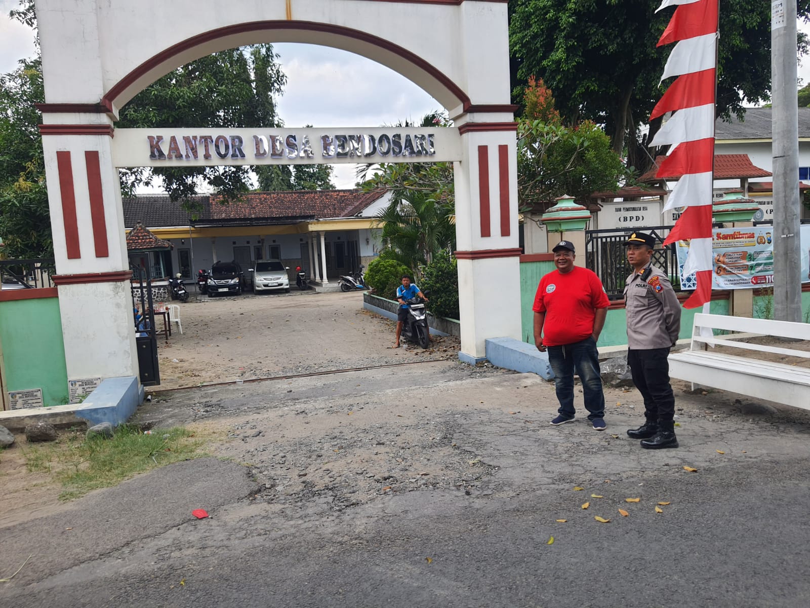 kapolsek menghadiri undangan sekaligus melakukan pengamanan. 