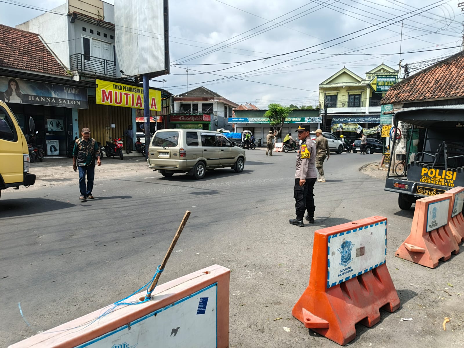 Kapolsek Kandangan melakukan pengaturan arus lalu lintas bersama anggota dan Satpol PP 