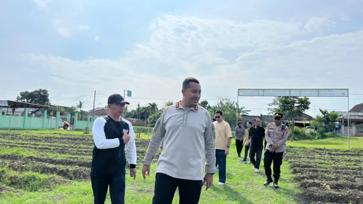 Kapolres Kediri Mengecek Pertumbuhan Uwi Ungu di Mapolsek Wates