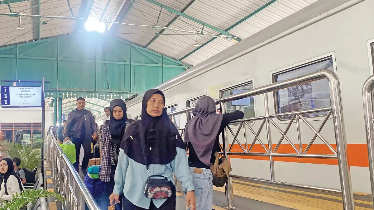 MEMBELUDAK: Sejumlah penumpang bersiap naik kereta api di Stasiun Kediri. Dalam angkutan lebaran 2026, jumlah penumpang melonjak hingga 40 persen.