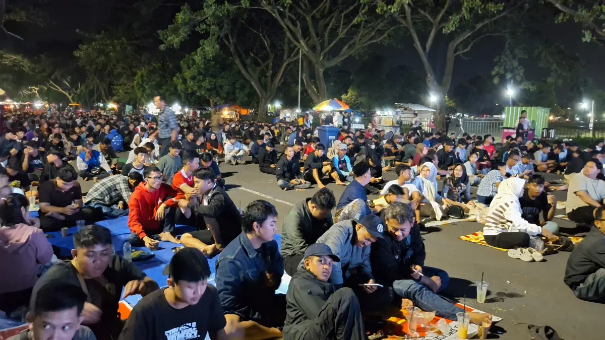 Ribuan warga nobar Timnas Indonesia di Simpang Lima Gumul Kediri.