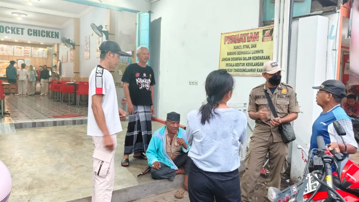Satpol PP Mengevakuasi ODGJ di Salah Satu Restoran Cepat Saji di Kecamatan Grogol