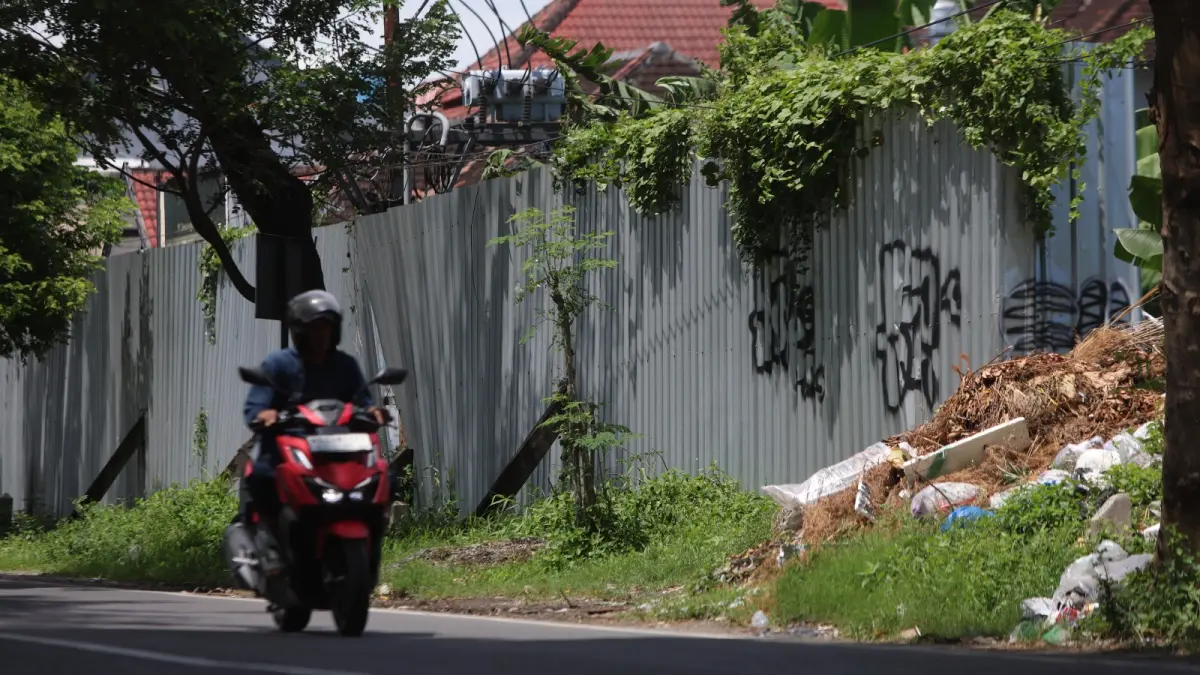 TUNGGU PEMBANGUNAN: Lahan di Jl Kapten Tendean yang akan jadi kantor baru DPRD Kota Kediri ditutup pagar seng. (Foto: Wahyu Adji)
