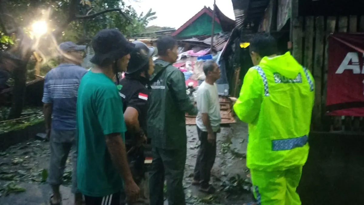 Hujan Deras Disertai Angin Kencang Sebabkan Rumah di Kaliombo Kota Kediri Roboh. (Istimewa)