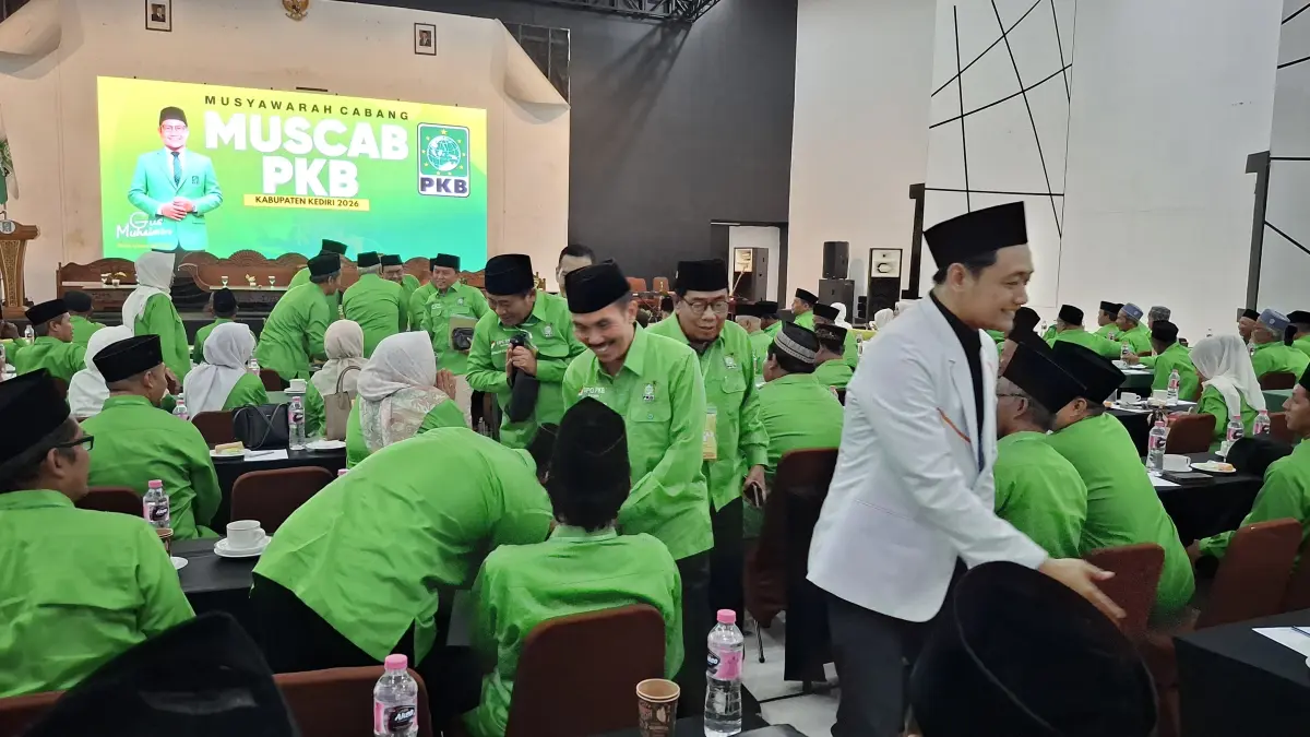  Ketua DPC PKB Kabupaten Kediri Sentot Djamaluddin (2 dari depan) menyalami peserta muscab di Hotel Bukit Daun kemarin. (ASAD M.S/JPRK)