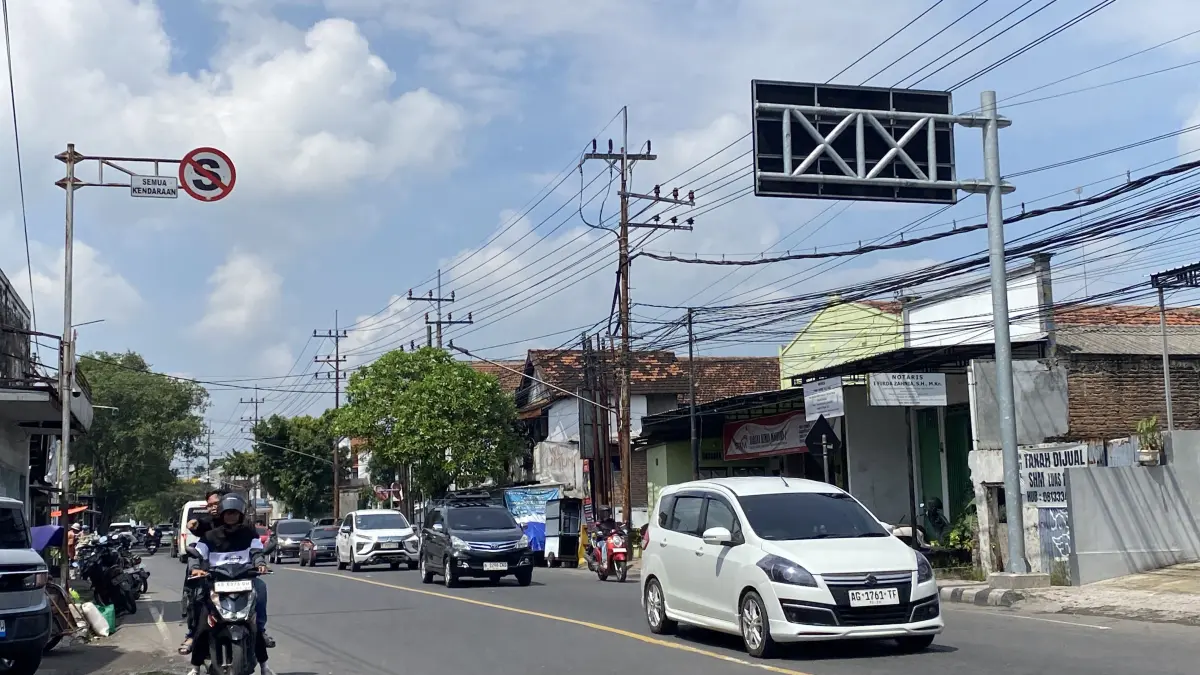  Mengular : Kendaraan mengantre di traffic light Jalan Urip Sumoharjo, Kota Kediri. 