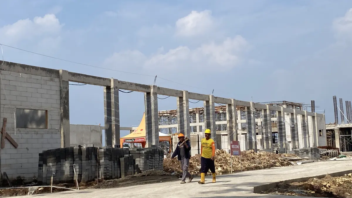 BERPACU DENGAN WAKTU: Sejumlah pekerja menggarap kompleks gedung Sekolah Rakyat di Kelurahan Lirboyo, Mojoroto, Kota Kediri. 