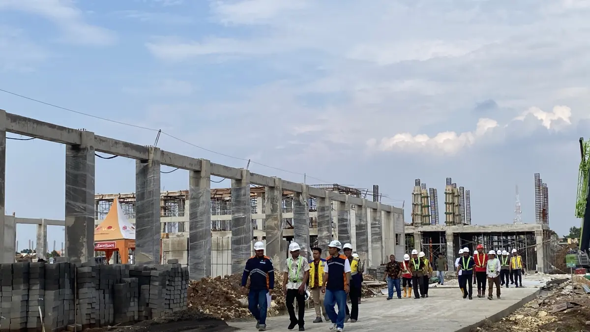 CEK PROGRES: Staf Kepresidenan Armindo Dos Santos Soares (baju putih) mengecek pembangunan Sekolah Rakyat Kota Kediri di Kelurahan Lirboyo, Kecamatan Mojoroto, Kota Kediri kemarin.