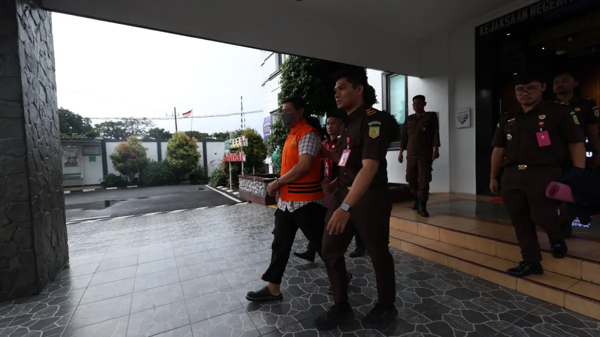 Jaksa menggelandang Andik Puji Sumarton, 43, warga Turus, Gurah yang juga merupakan oknum personel polisi. (WAHYU ADJI/JPRK)