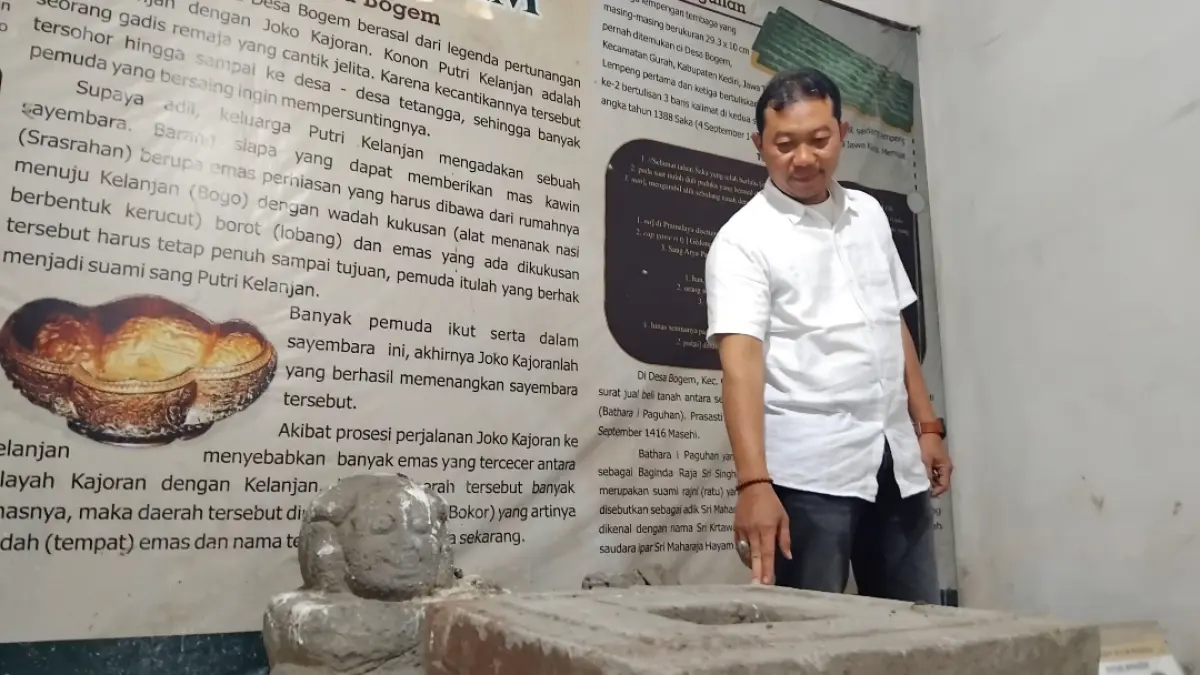 Kepala Desa Bogem menunjukkan koleksi benda purbakala di museum desa (Diana Yunita/JPRK)