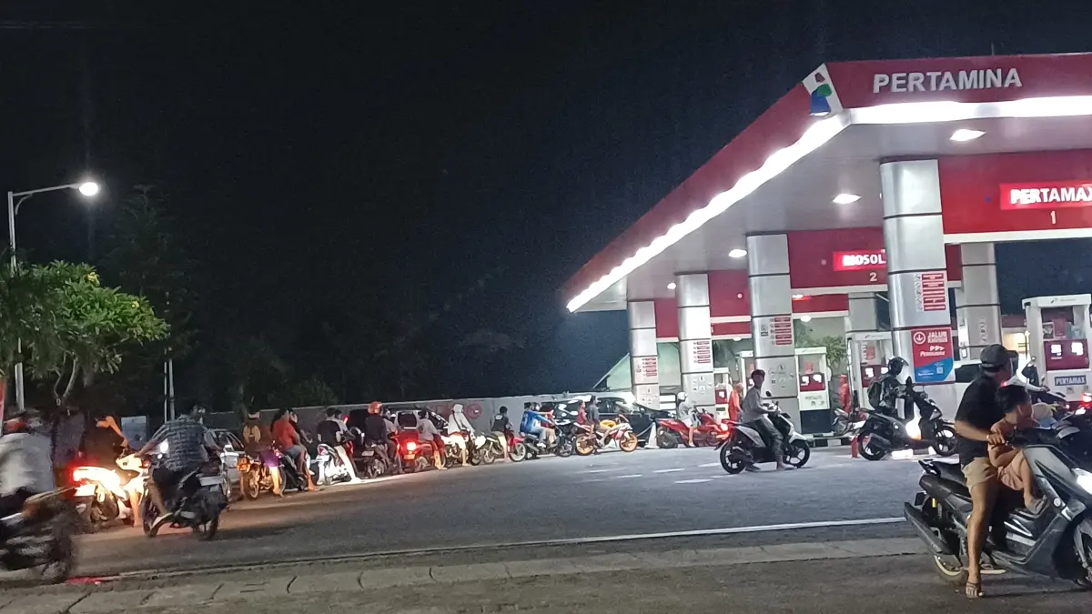Antrean panjang di SPBU Kota Kediri. (AYU ISMA/JPRK)