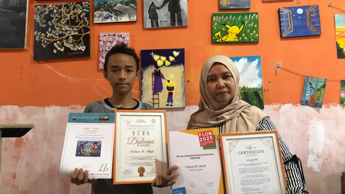 Fabian dan sang ibu menunjukkan piagam penghargaan internasional yang didapat (Diana Yunita/JPRK)
