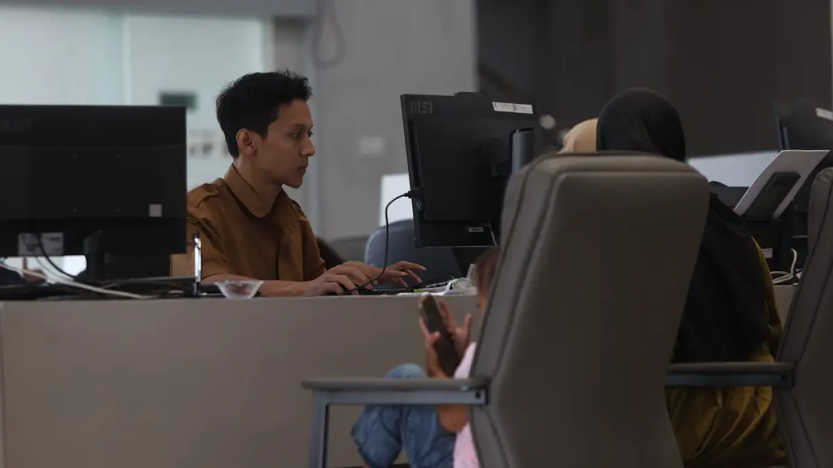 Ilustrasi ASN Pemkab Kediri saat melayani masyarakat di Mal Pelayanan Publik Kabupaten Kediri. (Foto: Wahyu Adji)