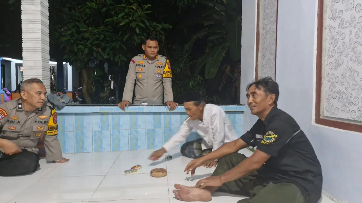 Kapolsek Ngadiluwih patroli di rumah-rumah warga Desa Badal Pandean