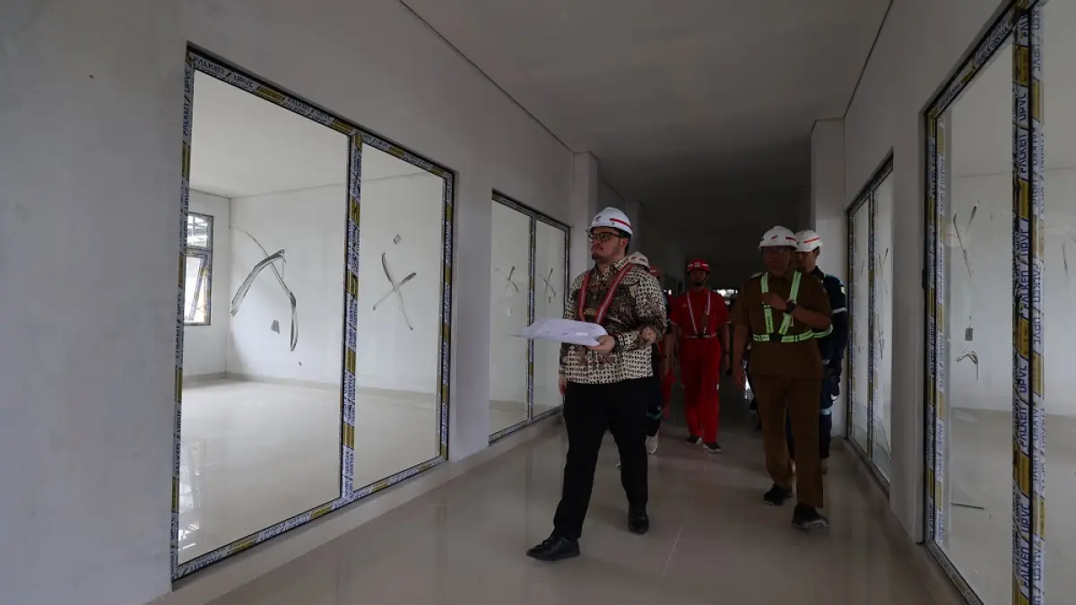SEGERA PINDAH: Bupati Hanindhito Himawan Pramana (depan) memeriksa progres pembangunan gedung kantor Pemkab Kediri kemarin (31/3). Sesuai target, gedung yang dibangun oleh PT Nindya Karya itu bisa ditempati Juni nanti. (Foto: Wahyu Adji)