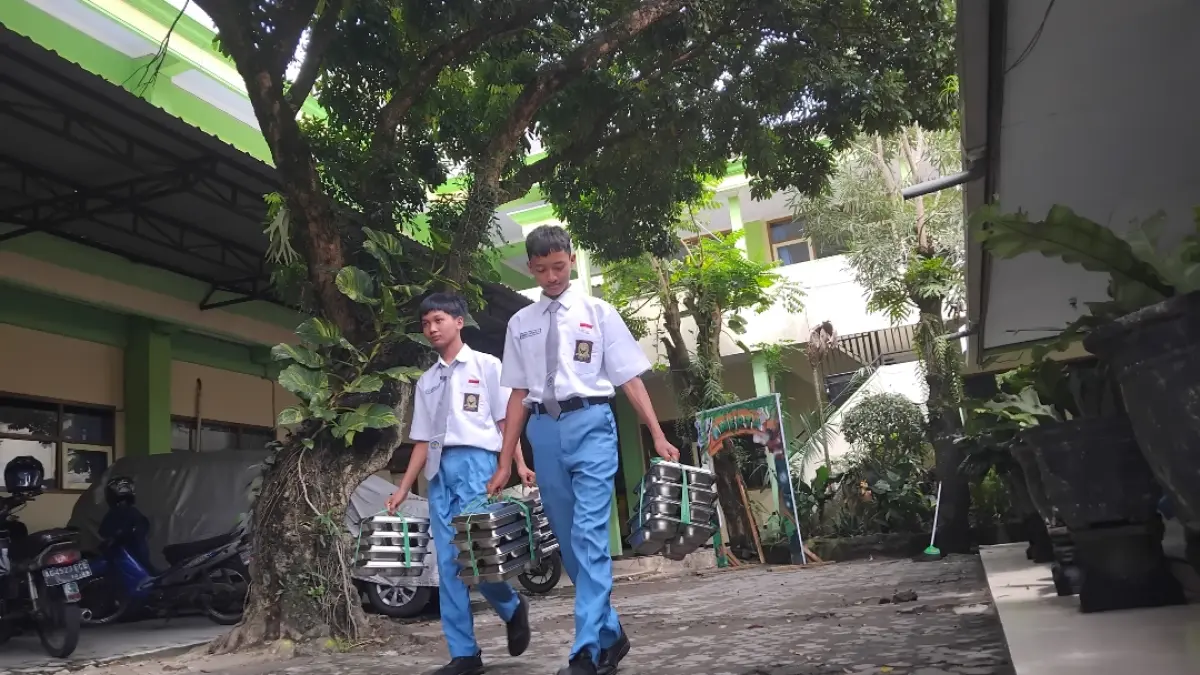 Siswa SMAN 1 Pare membawa paket MBG untuk dibagikan (Diana Yunita)