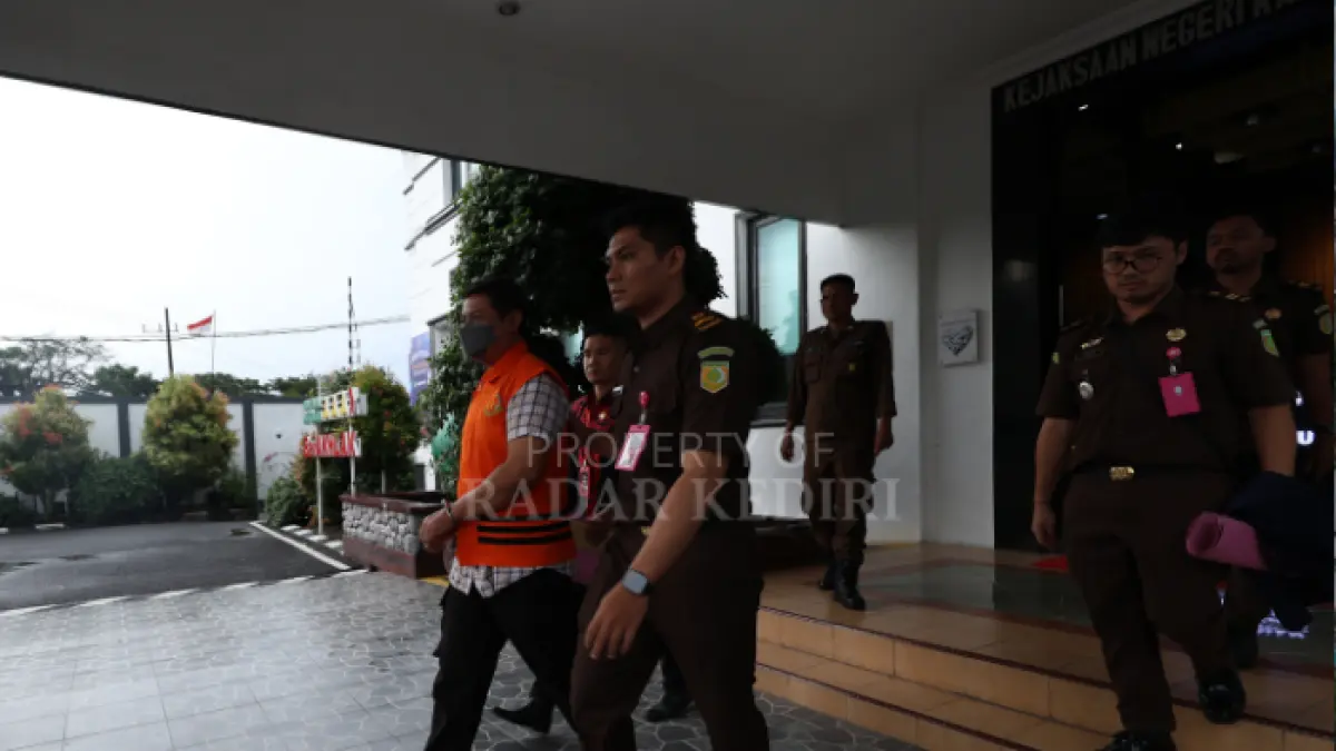 Kejari Kabupaten Kediri gelandang oknum polisi anggota Polres Kediri Kota untuk ditahan di lapas