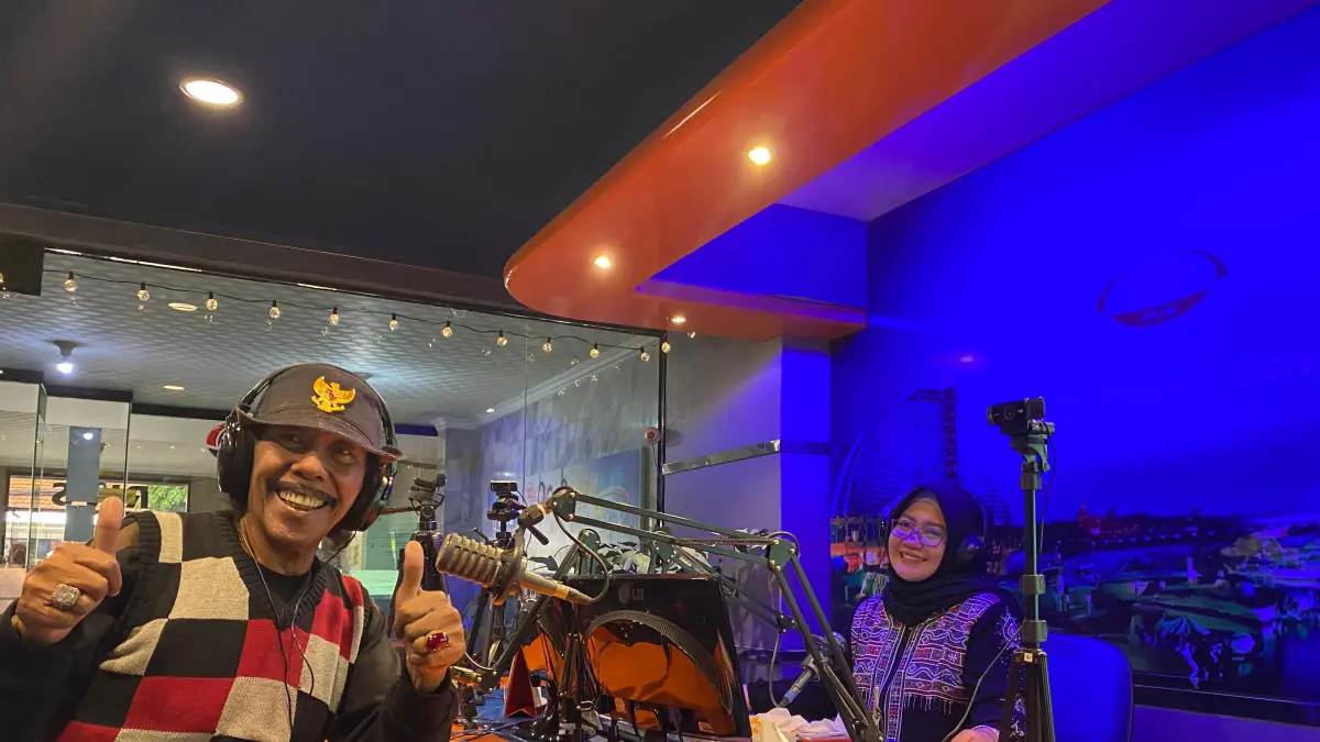 Lek Dul dan Mbak Anggi siaran terakhir di studio Radio Wijang Songko kemarin (31/3). Suasana siaran terakhir itu haru biru. (Foto : HILDA NURMALA RISANI/JPRK)
