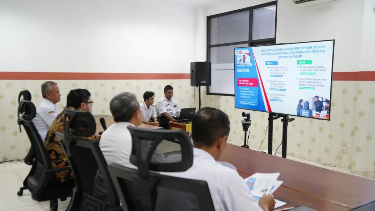 EVALUASI: Bupati Hanindhito Himawan Pramana dan jajaran membahas tentang strategi Pemkab Kediri untuk kembali menurunkan jumlah pengangguran di Kabupaten Kediri tahun 2026 ini. (Pemkab Kediri/JPRK)