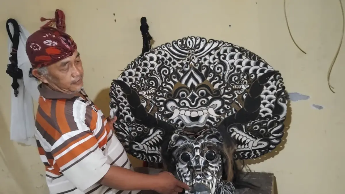 Pengrajin barongan di Desa Kambingan memperlihatkan barongan buatannya (Diana Yunita)