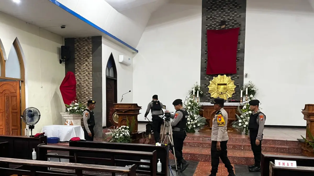 Polsek Pare bersama Satsamapta Polres Kediri lakukan sterilisasi gereja.