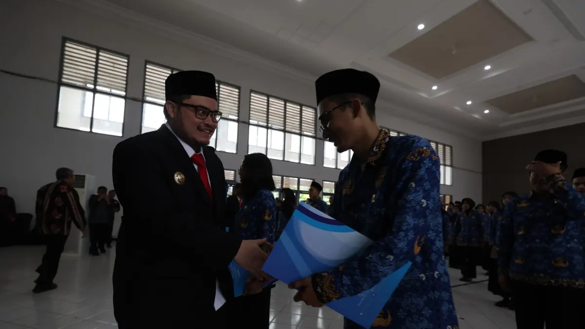 Bupati Kediri Hanindhito HImawan Pramana melantik CPNS. (wahyu adji/jprk)