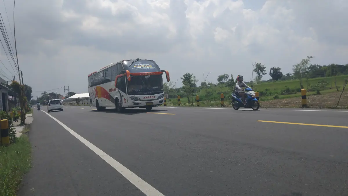 Bus AKDP melintas di Jalan Raya Kediri - Kertosono (Diana Yunita)