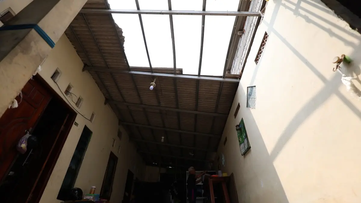 Atap rumah warga di Kelurahan Kaliombo, Kota Kediri jebol setelah tersapu angin kencang, Jumat (3/4) lalu.