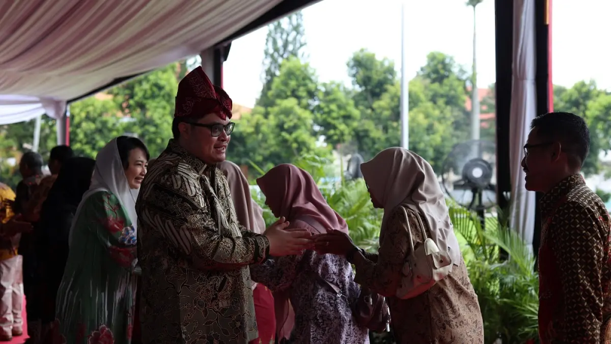 HARI JADI KABUPATEN KEDIRI: Bupati Kediri Hanindhito Himawan Pramana menyalami ASN pemkab dan warga yang meramaikan tasyakuran Hari Jadi Kabupaten Kediri Ke-1.222 di halaman belakang kantor Pemkab Kediri, Sabtu (4/4).