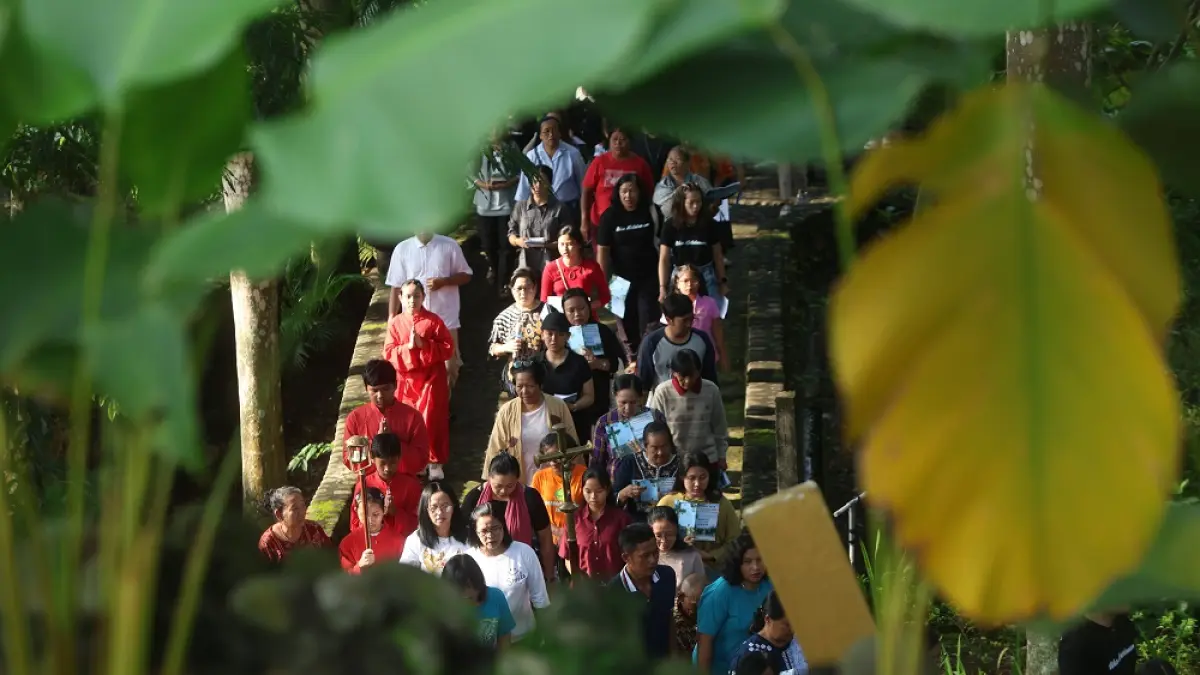 Umat Katolik mengikuti rangkaian jalan salib di kawasan Gereja Puhsarang, Kecamatan Semen, Kabupaten Kediri, Jumat (3/4). 