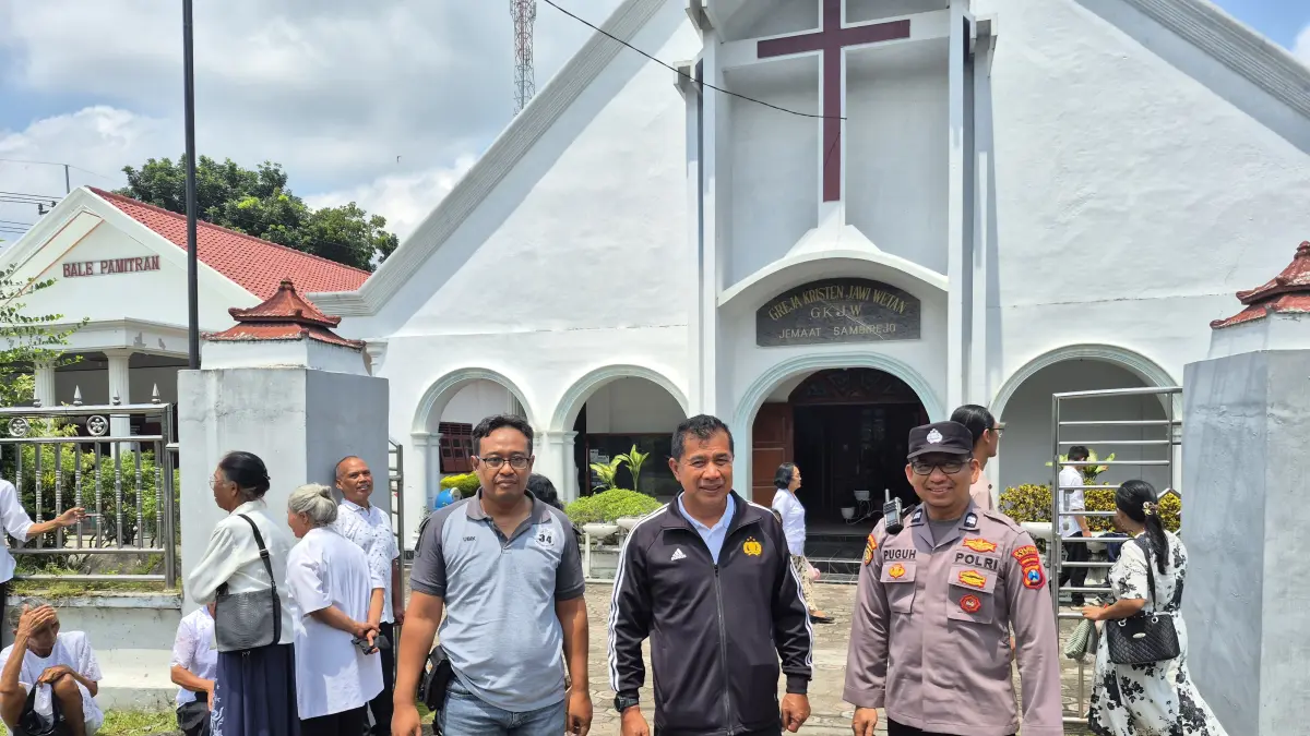 Wakapolres Kediri Kompol Hari Kurniawan bersama anggota melakukan petroli dan penjagaan di gereja saat pelaksanaan Jumat Agung
