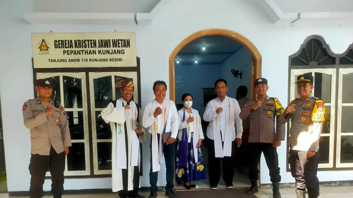 Polsek Kunjang lakukan pengamanan di gereja. hal serupa dilakukan di polsek lain di wilayah hukum Polres Kediri.