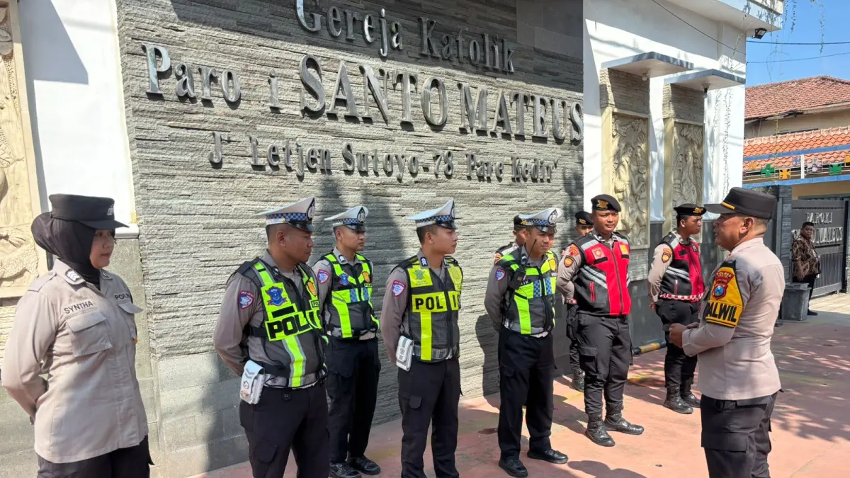 Polsek pare lakukan pengamanan kegiatan paskah di gereja. hal serupa dilakukan oleh jajaran polsek di wilayah hukum Polres Kediri.
