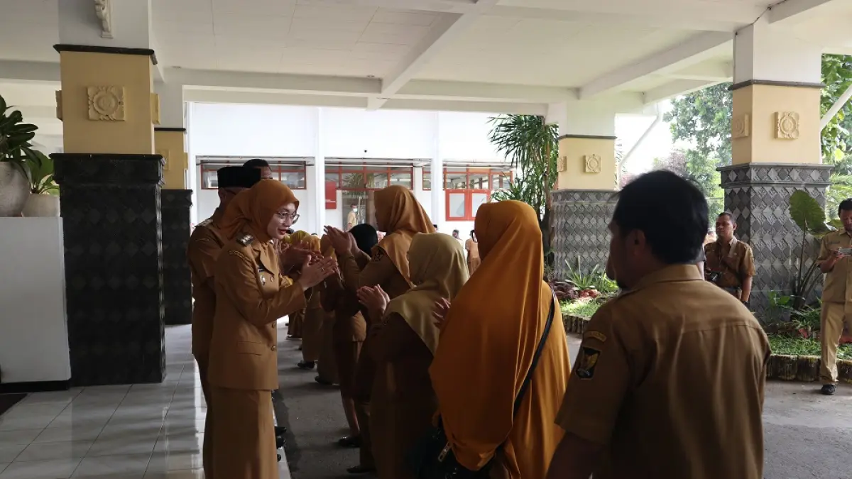 HALALBIHALAL: Wali Kota Kediri Vinanda Prameswati menyalami para ASN pemkot saat apel sekaligus halalbihalal di halaman Balai Kota Kediri, Senin (6/4). (Foto: Ayu Isma)