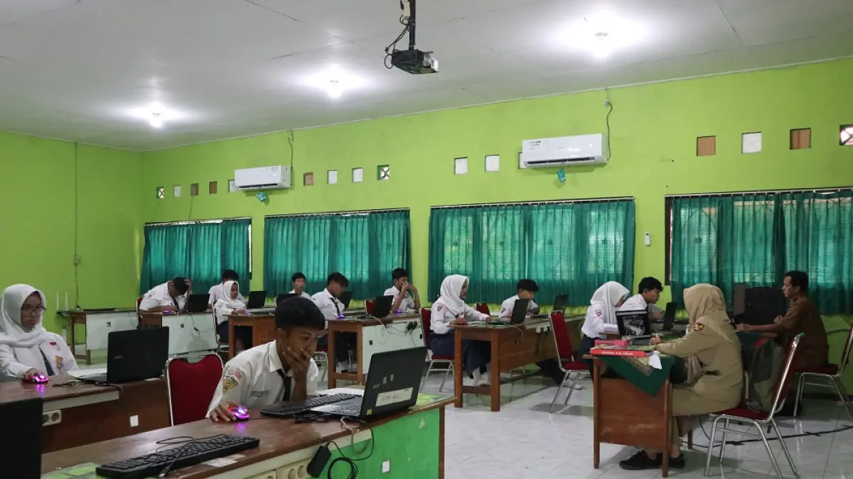 Pelajar SMPN 5 Kota Kediri fokus mengerjakan soal TKA di hari pertama, Senin (6/4). (Foto: Ayu Isma)