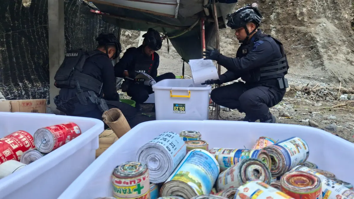Personel Brimob memusnahkan bahan peledak hasil sitaan Polres Kediri. (ASAD MS/JPRK)