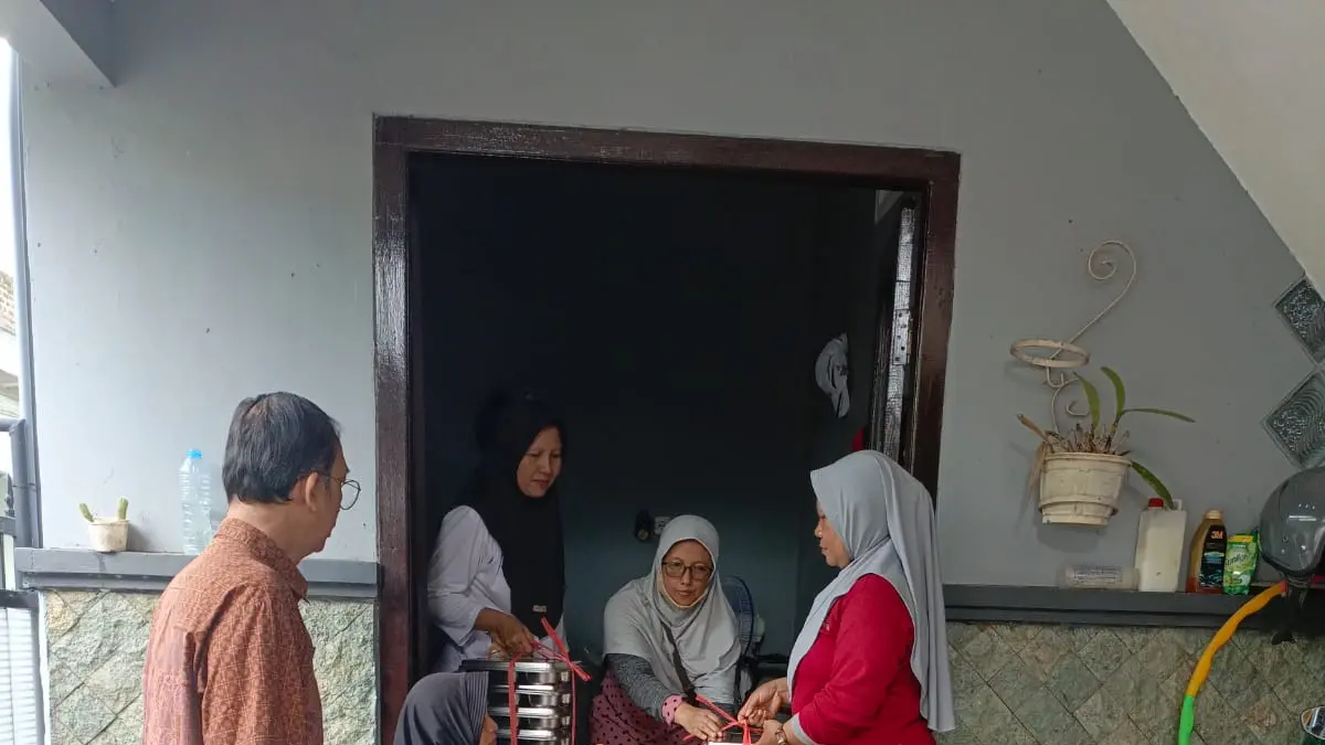 Proses pendistribusian MBG untuk penerima manfaat dari kelompok rentan 3B di Kota Kediri. (Foto: Istimewa)