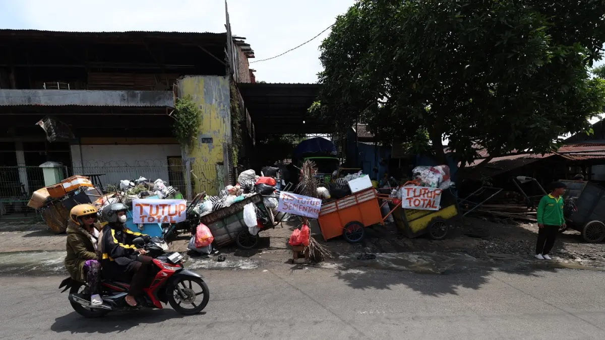 Sejumlah gerobak pengangkut sampah tertahan di TPS Panglima Polim karena pengangkutan sampah terhenti sejak Minggu (5/4) lalu. (Foto: Wahyu Adji)