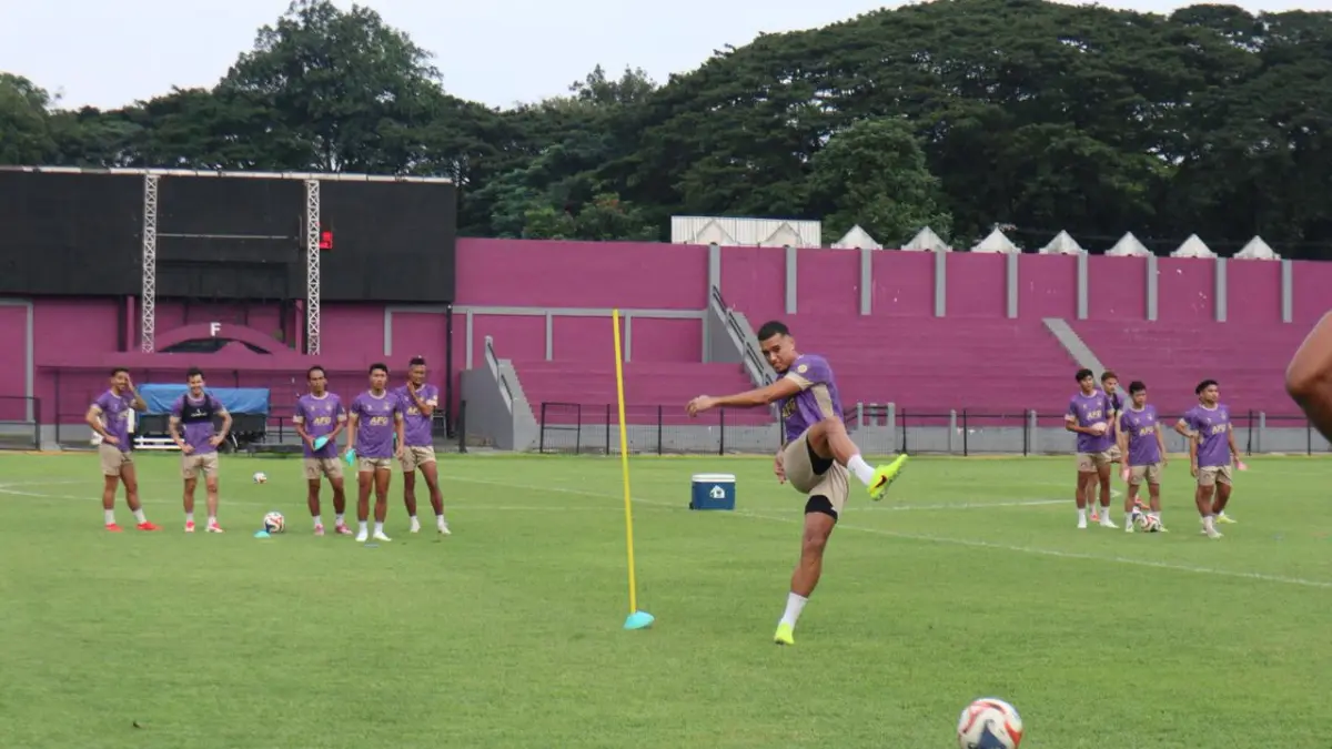 Skuad Macan Putih saat menjalani sesi official training (OT) di Stadion Brawijaya.