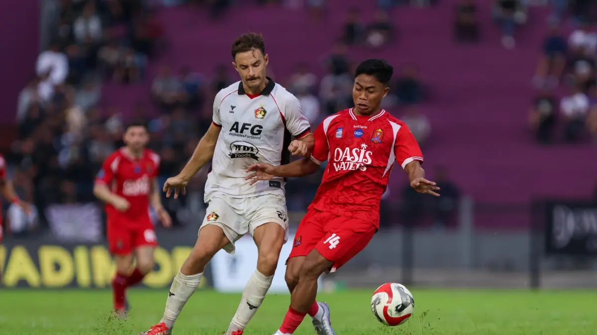 Striker Persik Kediri Jose Enrique berusaha melewati pemain Persijap Jepara. (Wahyu Adji/JPRK)