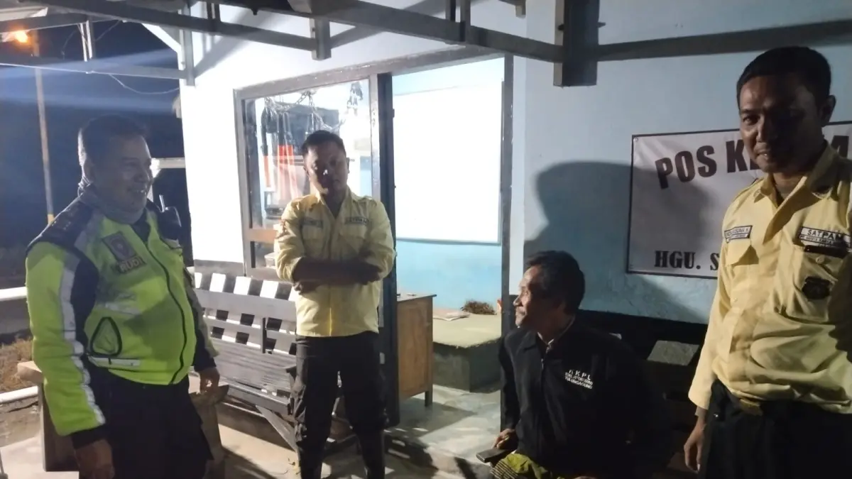 BANTU WARGA: Kapolsek Ngancar berbincang dengan warga