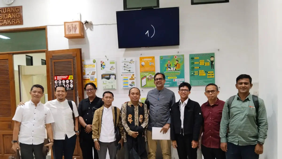 Haris Azhar berikan pendampingan kepada Ahmad Faiz Yusuf. (Hilda/JPRK)