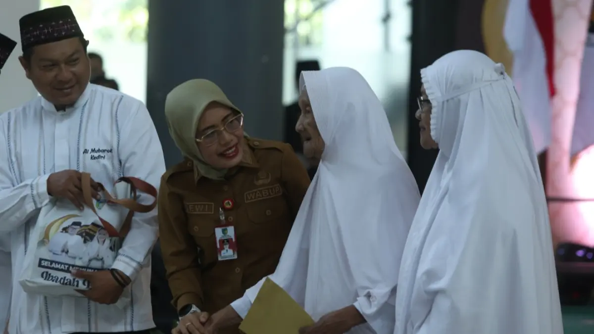 HARU: Wabup Dewi Mariya Ulfa berbincang dengan Marsiah, 104, CJH asal Desa Bulu, Semen yang sekalis menjadi 
Jemaah tertua seIndonesia, dalam manasik di Convention Hall Simpang Lima Gumul kemarin (WAHYU ADJI)
