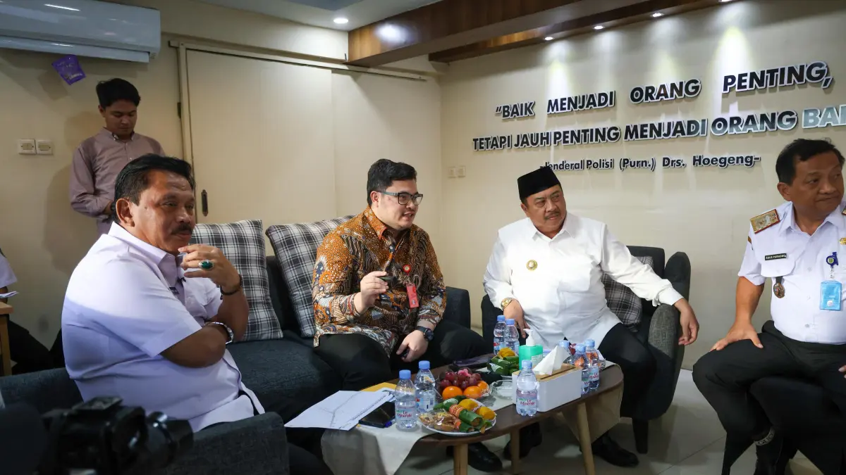 Kang Marhaen, Mas Dhito, dan Abah Warsubi duduk bersama membahas rencana pembangunan flyover. (Wahyu Adji/JPRK)